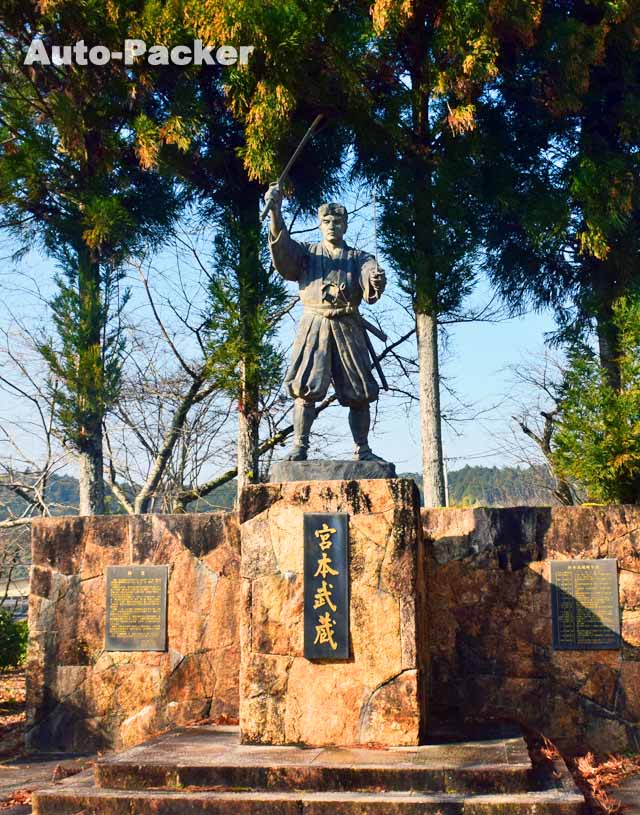 青年宮本武蔵像